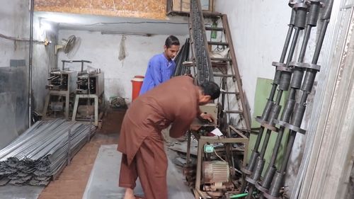 实拍印度加工厂百叶窗生产制造,看似简单,其实工艺很复杂